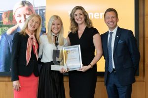 Paula Rogers FIH presents Corporate Receptionist of the Year | Institute of Hospitality